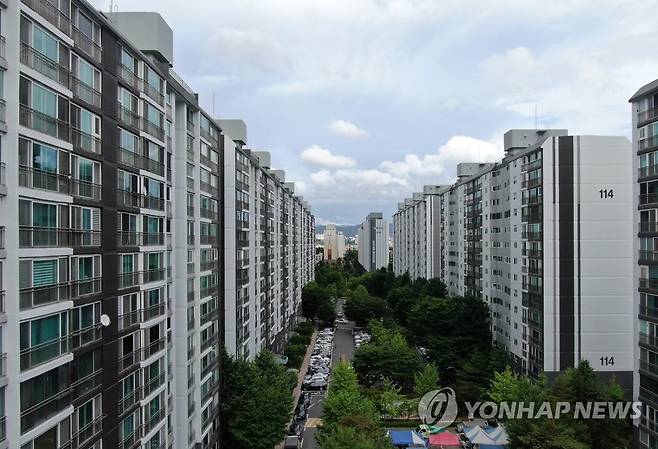 대전 투기과열지구 해제 (대전=연합뉴스) 김준범 기자 = 30일 오후 대전시 서구 둔산동 아파트 단지 모습. 국토교통부는 집값 상승 폭이 비교적 낮고 미분양 증가세가 뚜렷한 대구와 대전, 경남지역 6개 시군구에 대한 투기과열지구 지정을 해제한다고 이날 밝혔다. 2022.6.30 psykims@yna.co.kr