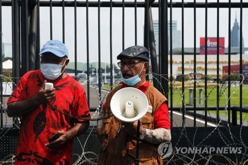 파푸아 개발법 반대하는 시위대 (자카르타 로이터=연합뉴스) 30일 인도네시아 하원이 파푸아에 3개 주를 신설하는 법안을 통과시키자 이를 반대하는 시위대가 인도네시아 국회 밖에서 시위를 벌이고 있다. 2022.6.30 photo@yna.co.kr