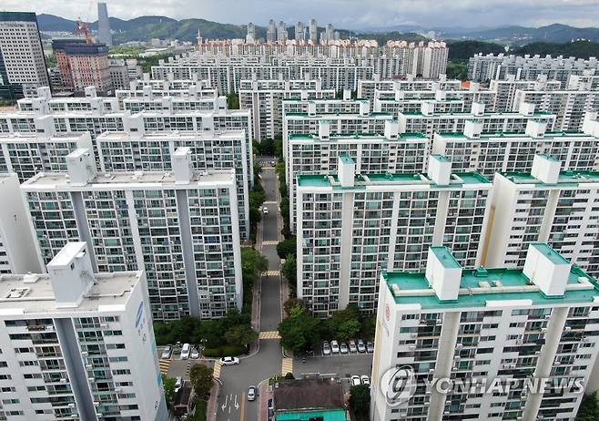 대전 아파트 단지 투기과열지구 해제 (대전=연합뉴스) 김준범 기자 = 30일 오후 대전시 서구 둔산동 아파트 단지 모습. 국토교통부는 집값 상승 폭이 비교적 낮고 미분양 증가세가 뚜렷한 대구와 대전, 경남지역 6개 시군구에 대한 투기과열지구 지정을 해제한다고 이날 밝혔다. 2022.6.30 psykims@yna.co.kr