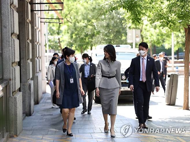 주스페인한국문화원 방문하는 김건희 여사 (마드리드=연합뉴스) 안정원 기자 = 윤석열 대통령 부인 김건희 여사가 28일(현지시간) 마드리드 주스페인한국문화원을 방문하고 있다. 2022.6.29 jeong@yna.co.kr