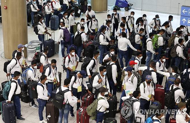 대기 중인 인천공항 해외입국자들 (영종도=연합뉴스) 임헌정 기자 = 29일 영종도 인천국제공항 제1여객터미널에 대기 중인 해외 입국자들. 2022.6.29 kane@yna.co.kr