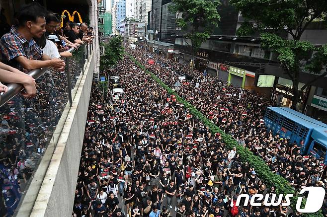 2019년 6월16일(현지시간) 범죄인 인도법 철회를 주장하는 홍콩 시민들이 검은색 옷을 입고 대규모 시위를 벌이던 모습. © AFP=뉴스1 © News1 우동명 기자