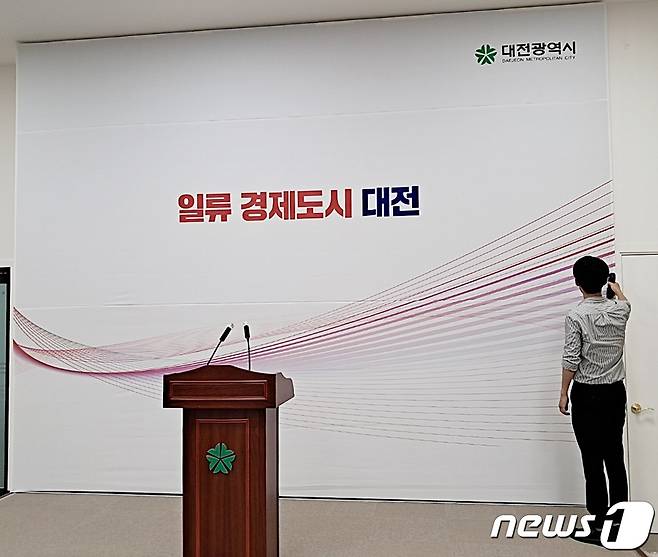 민선 8기 지방자치시대 개막을 하루 앞둔 30일 대전시청 브리핑룸이 새 단장을 하고 있다. ©뉴스1 최일 기자