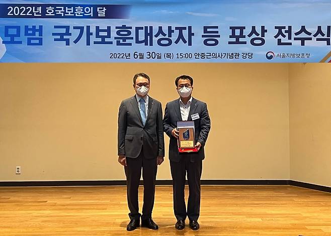 (왼쪽부터)이승우 서울지방보훈청장과 정찬우 롯데칠성음료 ESG부문장이 수여식 후 기념촬영을 하고 있다.(롯데칠성음료 제공) © 뉴스1