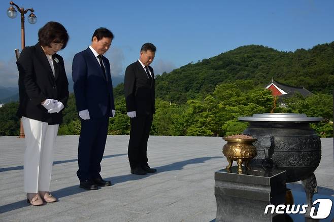1일 취임한 박완수 경남도지사가 국립 3·15민주묘지를 참배하고 있다.(경남도 제공)2022.7.1.© 뉴스1