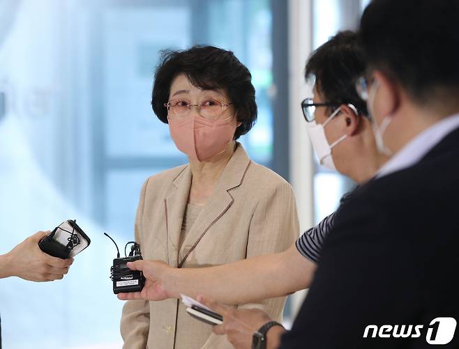 김승희 보건복지부 장관 후보자가 30일 오후 서울 서대문구 국민연금공단 서울북부지역본부에 마련된 인사청문회 준비 사무실로 출근해 취재진의 질문에 답하고 있다. 2022.5.30/뉴스1 © News1 신웅수 기자