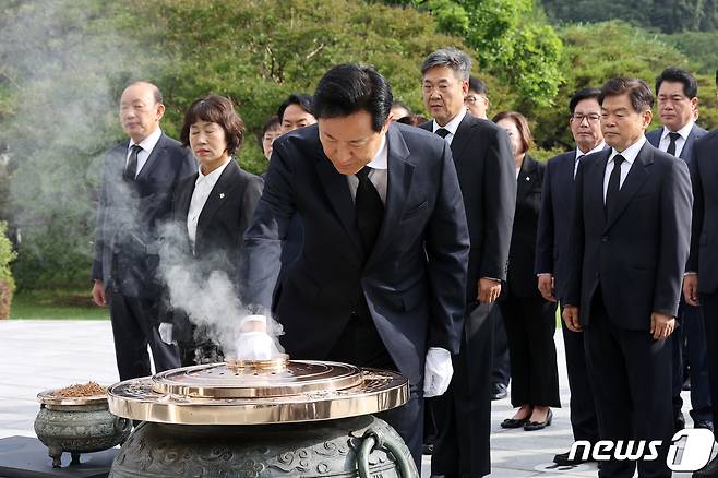 오세훈 서울시장과 25명의 구청장들이 1일 오전 서울 동작구 국립서울현충원을 방문해 참배하고 있다. 6·1전국동시지방선거를 통해 유권자의 선택을 받은 전국 단체장들은 이날부터 4년간의 공식업무에 들어간다. 2022.7.1/뉴스1 © News1 조태형 기자