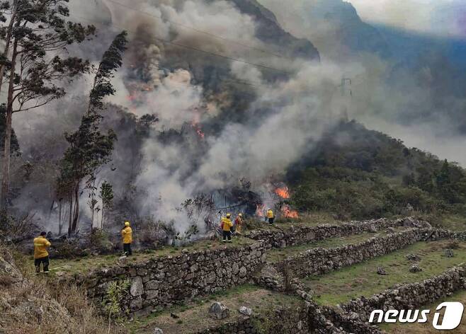 페루 고대 유적 마추픽추 인근에 발생한 화재가 30일(현지시간) 거의 진화된 상태다. / © AFP=뉴스1