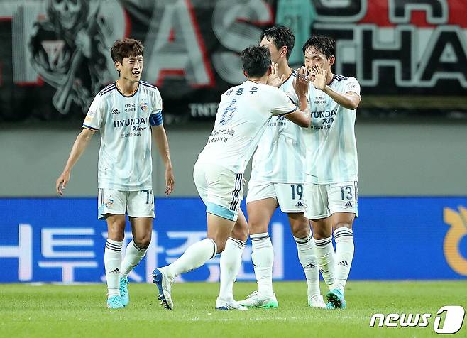 22일 오후 서울 마포구 월드컵경기장에서 열린 프로축구 2022 K리그 FC서울과 울산 현대의 경기에서 2대1로 승리한 울산 현대 선수들이 경기를 마치고 환호하고 있다. 2022.6.22/뉴스1 © News1 박세연 기자