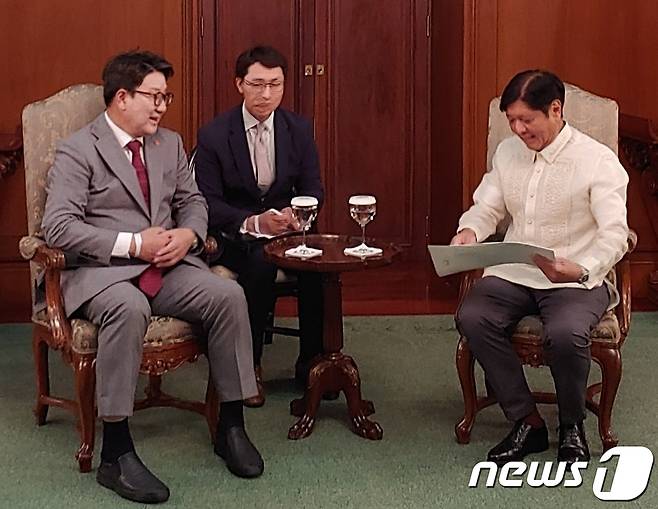 권선동 국민의힘 원내대표(왼쪽)과 페르디난드 마르코스 주니어 필리핀 신임 대통령(오른쪽). (외교부 제공)© 뉴스1