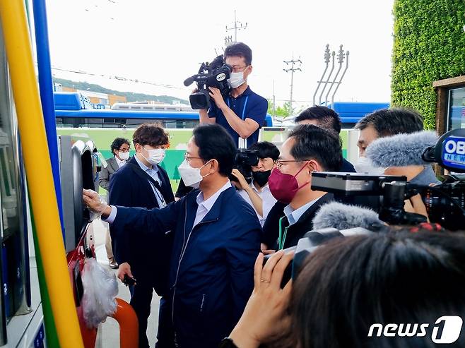 류성걸 국민의힘 물가 및 민생안정 특별위원회 위원장이 1일 서울 금천구 SK에너지 박미주유소를 찾아 직접 휘발유를 주유한 뒤 유류세 인하 효과를 점검하고 있다. 2022.7.1/뉴스1 © News1 김유승 기자