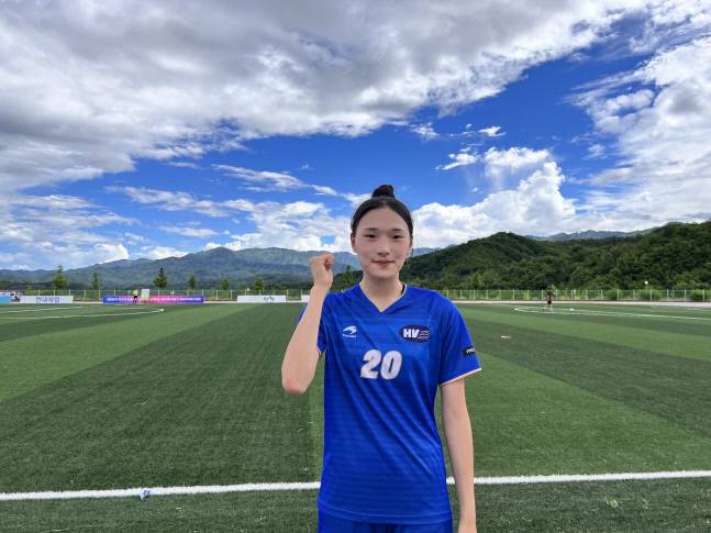 한빛고 고은솔이 지난 30일 충북 충주예성여고와 8강 경기를 치른 후 포즈를 취하고 있다. 삼척 | 강예진기자