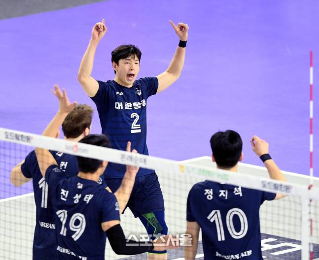 대한항공 한선수가 10일 인천계양체육관에서 열린 2021-2022 V리그 OK금융그룹전에서 득점 후 환호하고 있다. 2022. 2.10.계양 | 최승섭기자 thunder@sportsseoul.com