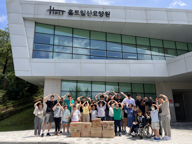 대한민국 남자농구대표팀이 1일 홀트일산요양원에서 봉사활동을 한 후 기념촬영에 임했다. 제공 | 대한농구연맹