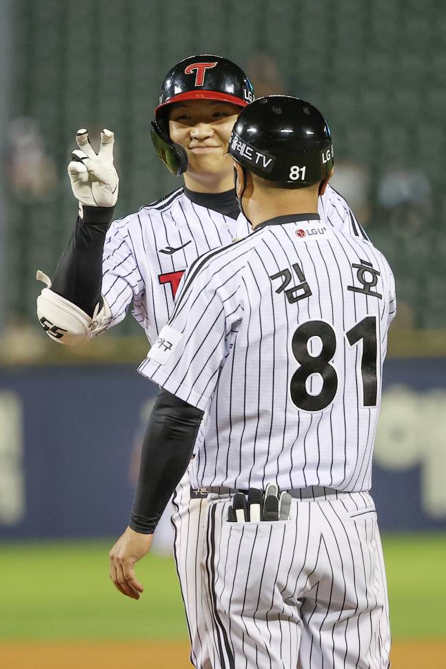 LG 내야수 문보경이 1일 잠실 롯데전 6회말 안타를 친 후 브이 세리머니를 하고 있다. 서울 | 연합뉴스