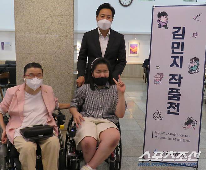 오세훈 서울특별시장(서울시장애인체육회장)이 '체조 국가대표' 출신 김소영 서울시의원이 임기 마지막 행사로 마련한 '김민지작품전'을 찾아 기념사진을 찍고 있다.