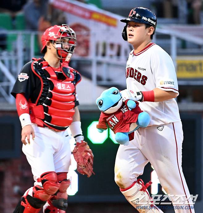 2022 KBO리그 KIA 타이거즈와 SSG 랜더스의 경기가 1일 인천SSG랜더스필드에서 열렸다. 4회말 무사 1루 SSG 전의산이 2점홈런을 날리고 홈인하고 있다. 전의산은 2회에 이어 연타석 홈런을 기록했다. 인천=허상욱 기자wook@sportschosun.com/2022.07.01/