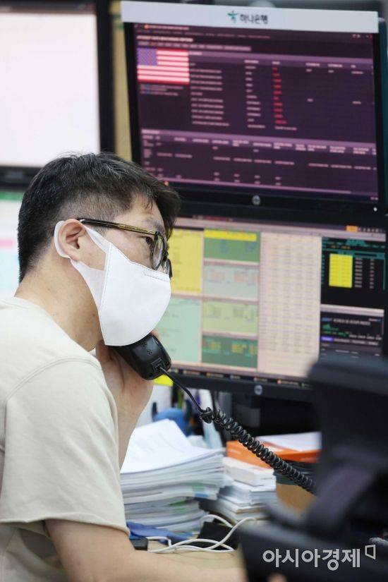 13일 서울 을지로 하나은행 딜링룸에서 딜러들이 업무를 보고 있다. 이날 코스피 지수는 45.66포인트(1.76%) 내린 2550.21에 출발했다. 원·달러 환율은 11.1원 오른 1280.0원에 시작했다. /문호남 기자 munonam@