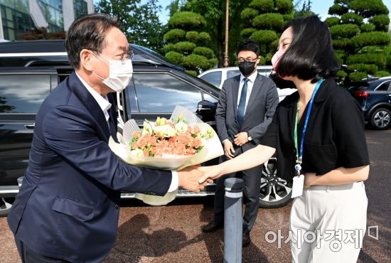 유정복 인천시장이 1일 민선8기 첫 출근을 하며 직원대표로부터 꽃다발을 받고 있다. [사진 제공=인천시]