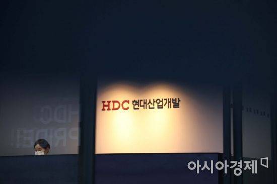 19일 고용노동부와 경찰 관계자들이 광주 서구 화정아이파크 붕괴사고와 관련해 서울 용산구 HDC현대산업개발 본사를 압수수색했다. 이날 현장 모습. /문호남 기자 munonam@