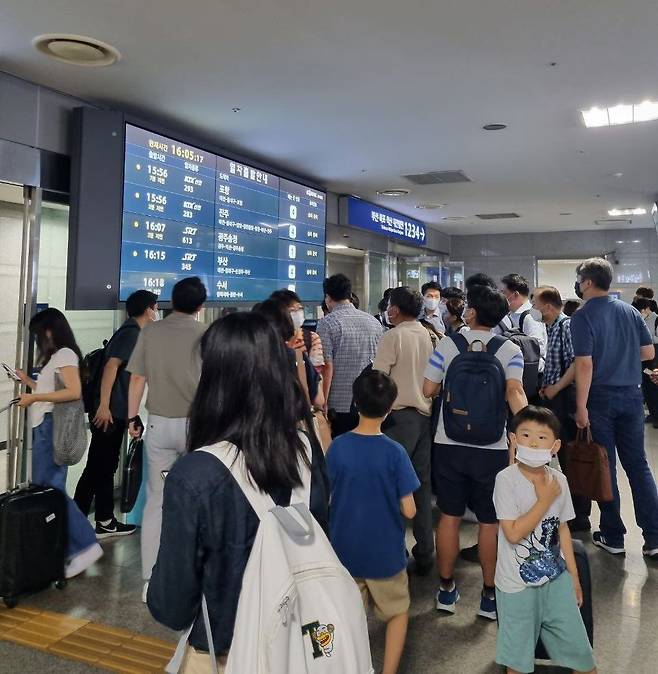 7월 1일 대전조차장역 인근에서 SRT 열차가 탈선하는 사고가 발생한 가운데 오송역에서 열차를 타려던 승객들이 지연 정보를 확인하고 있다. / 이민아 기자