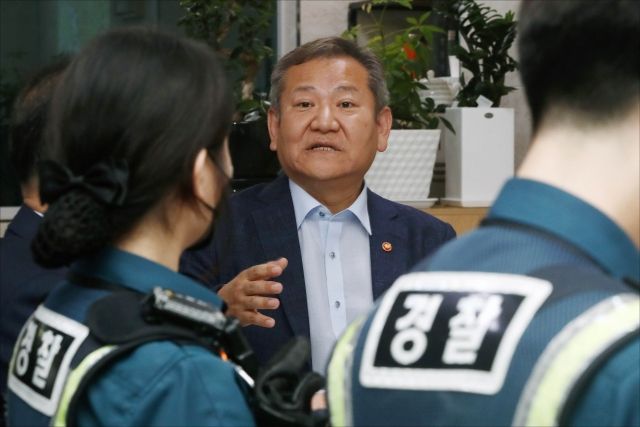 이상민 행정안전부 장관이 1일 오후 서울 마포경찰서 산하 홍익지구대에서 일선 경찰관들과 간담회를 하고 있다. ⓒ연합뉴스