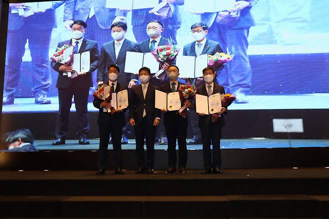지난 1일 서울 양재동 엘타워에서 열린 전자제품PL센터 설립 20주년 기념식에서 산업통상자원부장관 표창 수상자가 기념촬영했다. 왼쪽부터 조경형 위니아 상무, 최우석 산업부 소재융합산업정책관, 이정규 삼성전자 부장, 김수연 LG전자 책임.