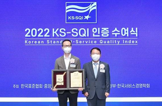 지난 6월 30일 서울 중구 소공동 롯데호텔에서 열린 ‘2022 KS-SQI 인증 수여식’에서 11번가 홍창영 고객중심경영담당(왼쪽)이 한국표준협회 강명수 회장(오른쪽)으로부터 KS-SQI 인증패를 수여받았다. 11번가 제공.