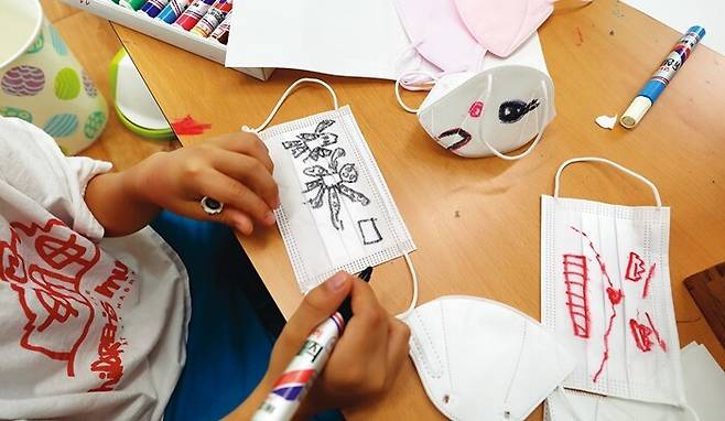 실내놀이를 하기로 결정한 5·6·7살 통합방인 ‘나무방’ 아이들이 마스크에 색칠하는 놀이를 시작했다. 정용일 선임기자 yongil@hani.co.kr