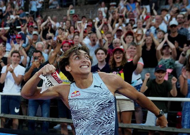 아르망 뒤플랑티스가 1일(한국시각) 스웨덴 스톡홀름 올림픽경기장에서 열린 세계육상연맹 다이아몬드리그 남자 장대높이뛰기 결선에서 우승한 뒤 기뻐하고 있다. 스톡홀름/로이터 연합뉴스