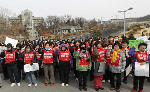 2011년 3월15일 고려대·연세대·이화여대의 청소·경비 노동자들과 이들의 파업을 지지하는 대학 3곳의 학생들이 서울시 서대문구 대현동 이화여대 정문 앞에서 기자회견을 열어 “4320원의 최저임금이 아닌 생활임금을 보장하라”고 요구하고 있다. 신소영 기자 viator@hani.co.kr