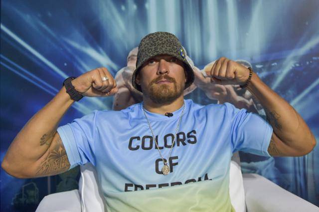 올렉산드르 우식이 앤서니 조슈아와의 타이틀 방어전을 앞두고 사우디아라비아 제다에서 6월 21일 열린 기자회견에서 포즈를 취하고 있다. AFP 연합뉴스