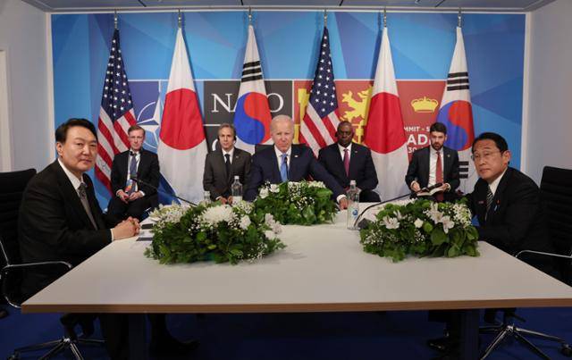 한미일 3국 정상이 지난달 29일(현지시간) 스페인 마드리드 이페마 국제회의장에서 정상회담을 하고 있다. 왼쪽부터 윤석열 대통령, 조 바이든 미국 대통령, 기시다 후미오 일본 총리. 대통령실사진기자단 마드리드=뉴스1