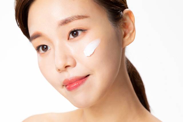 미백 기능성 화장품은 6개월 이상 발라야 효과가 나타난다./사진=클립아트코리아