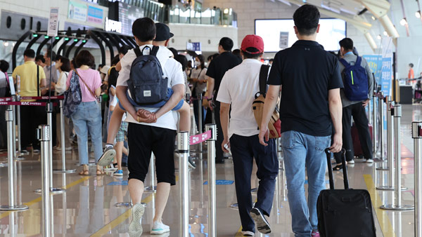 김포공항 국내선 청사에서 탑승장으로 이동하는 이용객들 2022.7.1 [자료사진: 연합뉴스 제공]
