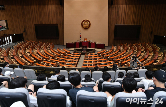 원구성 협상 난항으로 국회 공백 상태가 장기화되는 가운데 지난 9일 국회를 참관한 학생들이 텅 빈 본회의장에서 관계자의 설명을 듣고 있다. 국회는 지난 7일부터 일반인 본회의장 참관을 재개했다. [사진=김성진 기자]