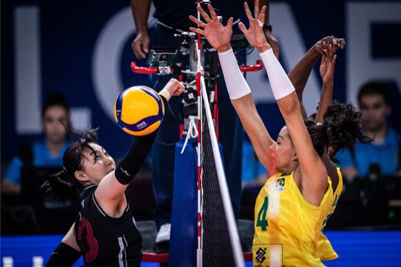 한국 여자배구 대표팀의 주장 박정아가 공격을 시도하고 있다. [사진=국제배구연맹(FIVB) 홈페이지 캡처]