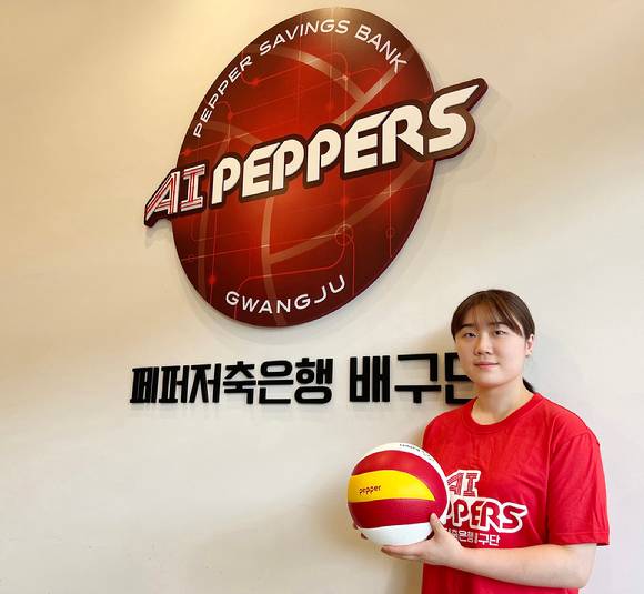 여자프로배구 페퍼저축은행이 리베로 김해빈을 영입했다. 김해빈이 선수단 숙소에서 포즈를 취하고 있다. [사진=페퍼저축은행 배구단]