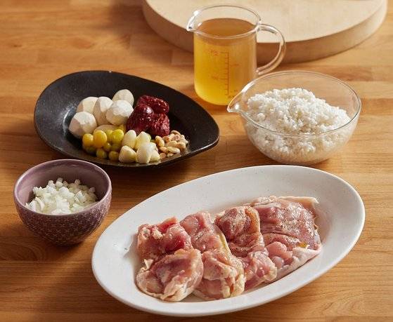 삼계 프라이팬밥 재료. 사진 맛있는책방