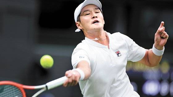 한국 테니스 간판 권순우는 노박 조코비치에 패해 남자 단식 일정을 마무리 한 뒤 알야즈 베데네와 짝을 이뤄 복식 경기에 나서고 있다. [신화=연합뉴스]