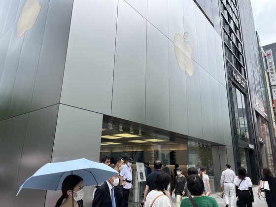 지지통신은 1일 애플이 아이폰 제품 가격을 인상한다고 보도했다. 사진은 일본 도쿄 긴자에 있는 애플 매장. 사진 김현예 특파원