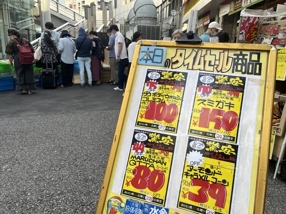 지난달 29일 일본 도쿄 긴자의 한 대형 할인점 앞에 최대 75%를 할인해 파는 '타임 세일' 시간에 맞춰 줄이 늘어서있다. 사진 김현예 특파원