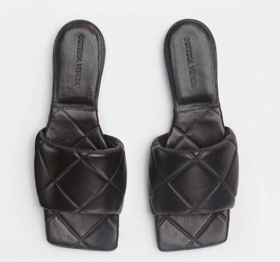 이가흔이 비오는 날 신었다가 발에 물이 들었다고 주장한 보테가베네타 제품과 동일한 것으로 추정되는 모델. [보테가베네타 캡처]