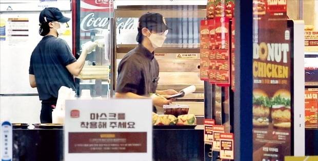 내년도 최저임금이 올해보다 5.0% 오른 시간당 9620원으로 결정됐다. 자영업자의 인건비 부담도 그만큼 늘어나게 된다. 30일 서울시내 한 패스트푸드 매장에서 아르바이트 직원들이 일하고 있다.  /허문찬 기자