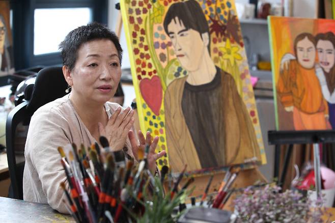드라마 ‘우리들의 블루스’에 출연한 작가 정은혜 씨의 어머니 장차현실 씨가 지난달 20일 경기도 양평군 작업실에서 경향신문과 인터뷰를 하고 있다. 장차현실씨 뒤의 그림은 정씨가 그린 <우리들의 블루스> 노희경 작가의 초상화다. 성동훈 기자