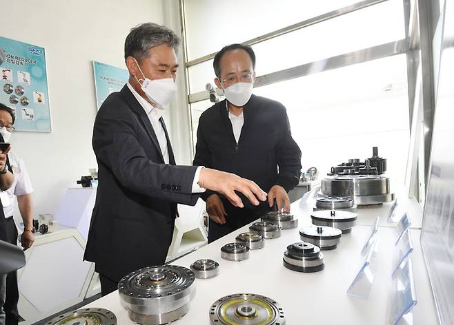 추경호 부총리 겸 기획재정부 장관이 1일 남동국가산업단지의 수출기업 에스피지에 방문해 관계자로부터 제품 설명을 듣고 있다. 기획재정부 제공