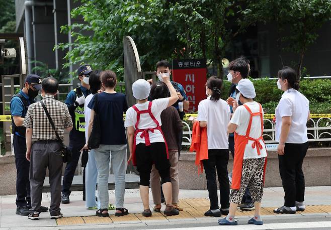 1일 9∼12층이 5분 이상 흔들린다는 신고가 들어온 서울 종로구 르메이에르 종로타운 빌딩에서 빌딩 내 음식점 직원들이 경찰에게 출입을 요청하고 있다. 연합뉴스