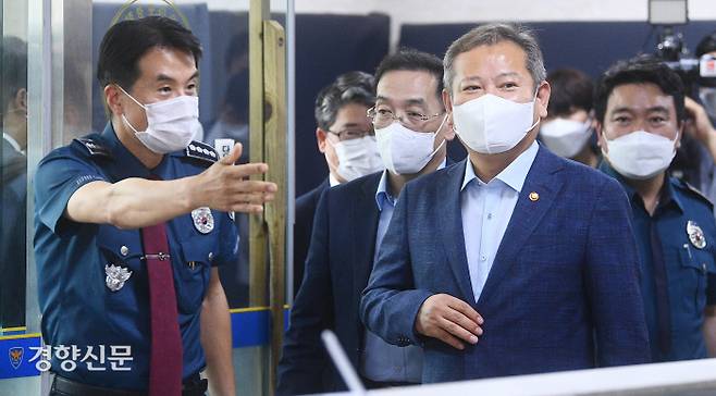 이상민 행정안전부 장관(왼쪽에서 두번째)이 1일 서울 마포구 서울경찰청 마포경찰서 홍익지구대를 방문해 배용석 마포경찰서장(왼쪽)의 안내를 받고 있다. 한수빈 기자