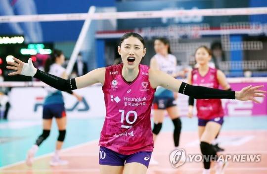 흥국생명 구단이 21일 김연경과 2022-2023시즌 프로배구 여자부 최고 금액인 총액 7억원(연봉 4억5천만원·옵션 2억5천만원)에 계약했다고 발표했다.
이로써 2020-2021시즌 흥국생명에서 뛰고 나서 2021-2022시즌 중국 상하이로 옮긴 김연경은 두 시즌 만에 V리그로 복귀했다. 사진은 김연경. [연합뉴스 자료사진]