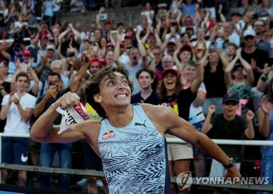 (스톡홀름 로이터=연합뉴스) 듀플랜티스가 1일(한국시간) 스웨덴 스톡홀름에서 열린 다이아몬드리그 남자 장대높이뛰기 결선에서 6ｍ16의 세계 신기록을 세운 뒤 환호하고 있다.